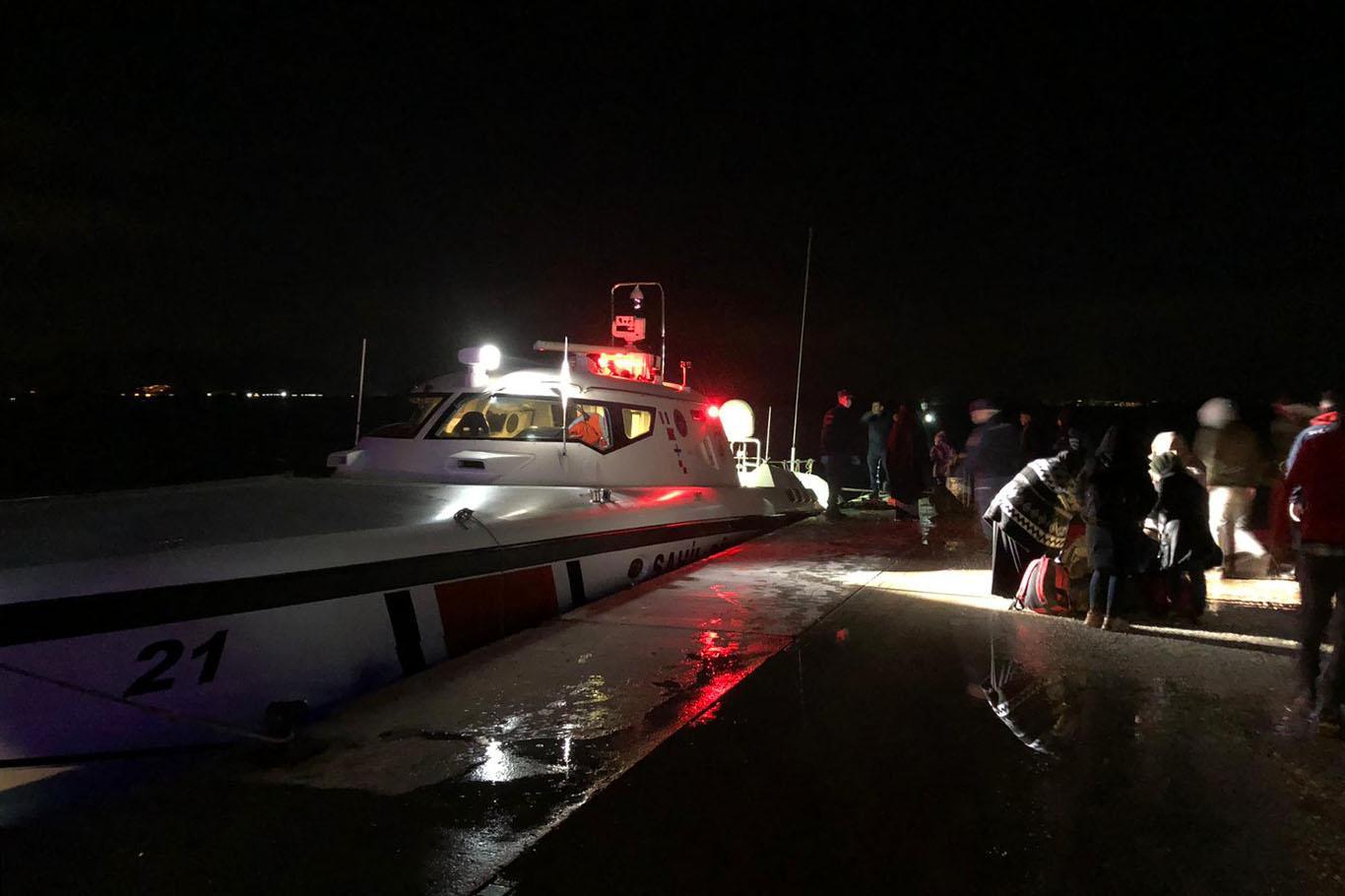 تركيا تنقذ 97 لاجئ جراء ثقب قواربهم من قبل القوات اليونانية